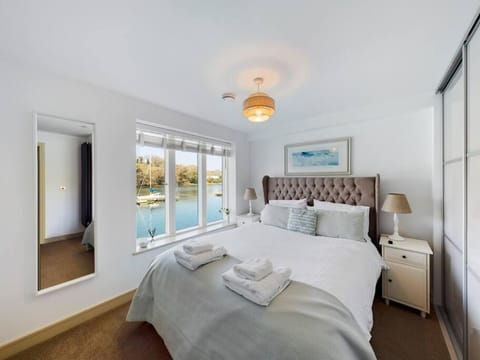 Bed, Photo of the whole room, Bedroom, River view, towels