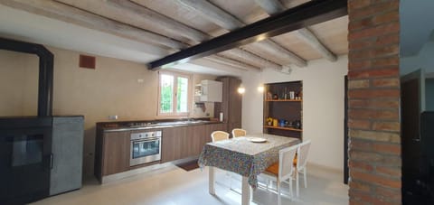 Kitchen or kitchenette, Dining area, pet friendly, stove