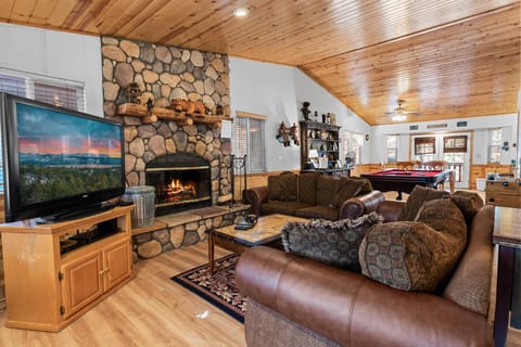 TV and multimedia, Living room, Seating area, flat iron