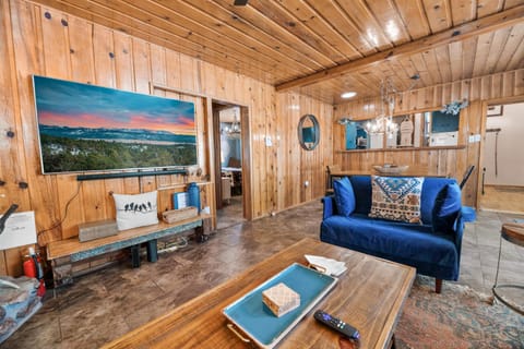 Whisk-A-Way Cabin - Beautiful Boulder Bay Cabin with Hot Tub, Walk to Lake! House in Big Bear