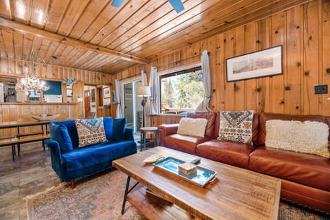 Whisk-A-Way Cabin - Beautiful Boulder Bay Cabin with Hot Tub, Walk to Lake! House in Big Bear