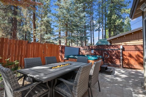 The Bear Den - DREAM LOCATION WALKING DISTANCE TO LAKE AND VILLAGE! House in Big Bear