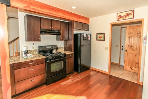 Kitchen or kitchenette, pet friendly, stove