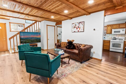 Sugarpaw Cottage - Very private cabin nestled amongst towering pines in this cozy mountain home! House in Big Bear