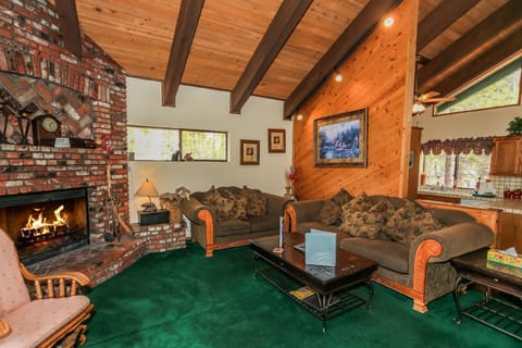 Summit Adventure - Beautiful, spacious and quiet home! Foosball, pool and poker table! Jet tub! Haus in Big Bear