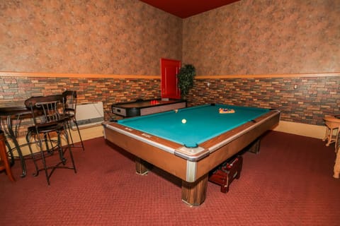 Billiard, Game Room