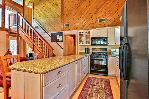 Summit Escape Lodge - Rustic cabin with a hot tub and barbecue! Wood fireplace! Walk to Slopes! House in Big Bear