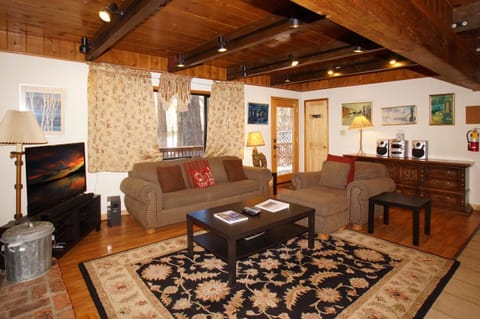 Summit Escape Lodge - Rustic cabin with a hot tub and barbecue! Wood fireplace! Walk to Slopes! House in Big Bear