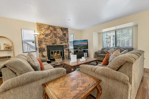 Summit X-ross Roads - Just a short drive to the Village and the lake with forest views! House in Big Bear