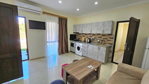 Kitchen or kitchenette, Living room, Seating area, minibar, stove