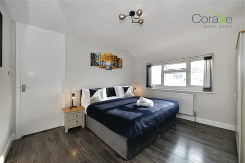 3 Bedroom Blissful Living for Contractors and Families Choice by Coraxe Short Stays Haus in Grays