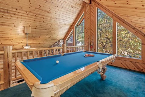 Papa Bear's Hideout - Dream Getaway with Hot Tub and Game Room! Casa in Big Bear