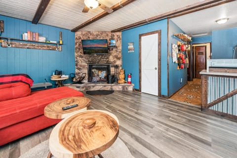 Ponderosa Hill Cabin - Perfect cozy escape! Located in a prime area for a family getaway! House in Big Bear