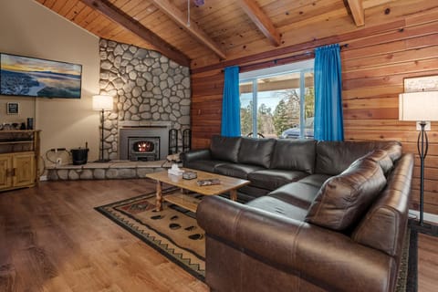 Moonridge Memories - A perfect mountain escape with all the comforts of home! Hot tub and more! House in Big Bear