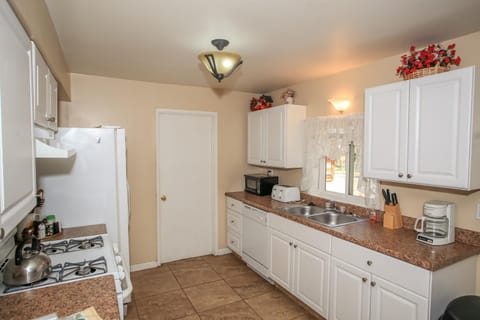 Mountain Fever - Offers a Foosball Table and Barbecue Grill and a large back deck! House in Big Bear