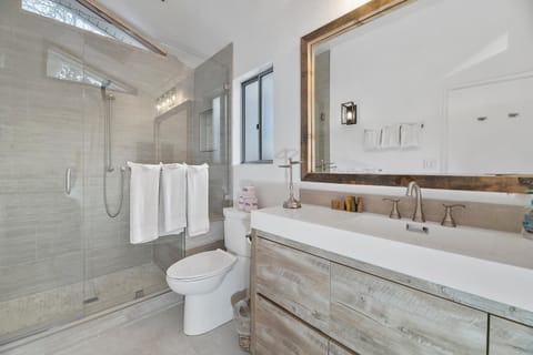 Shower, Toilet, Bathroom, Bath, towels