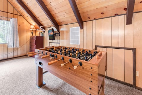 Bear Crossing - Walk to Snow Summit! Visit this charming mountain home compete with foosball table House in Big Bear