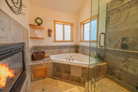 Bearfoot Bungalow - Premium and spacious home close to the National Forest and The Village! House in Big Bear