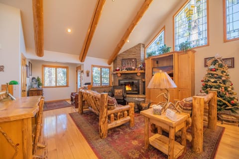Bearfoot Bungalow - Premium and spacious home close to the National Forest and The Village! House in Big Bear