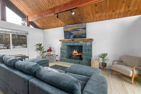 TV and multimedia, Living room, Seating area, flat iron