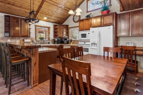 Kitchen or kitchenette, Seating area, Dining area