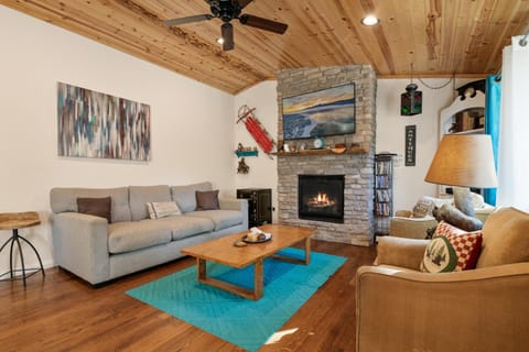 TV and multimedia, Living room, Seating area, fireplace