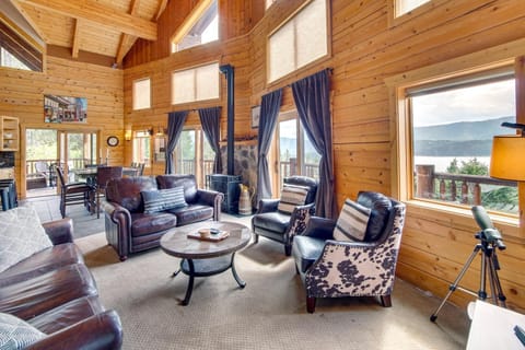 Luxury Mtn Cabin with Sweeping Cle Elum Lake Views! House in Roslyn