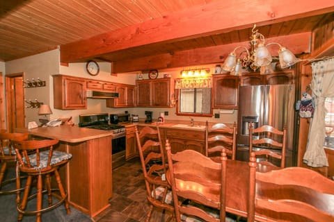 Mountain Bliss - Semi-secluded woodsy quiet cabinm, covered deck with a porch swing! Maison in Big Bear