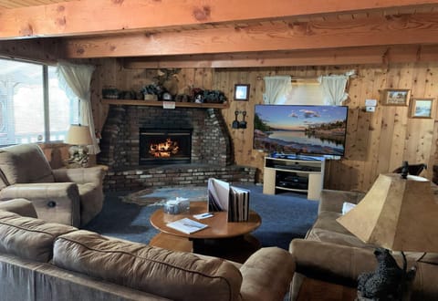 Mountain Bliss - Semi-secluded woodsy quiet cabinm, covered deck with a porch swing! Haus in Big Bear
