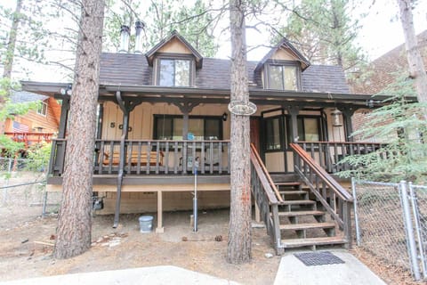 Mountain Bliss - Semi-secluded woodsy quiet cabinm, covered deck with a porch swing! Casa in Big Bear