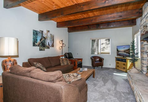 Sky Krest - Located on a quiet street in the middle of town, Games! Pool table! Casa in Big Bear