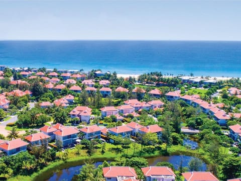 Property building, Neighbourhood, Natural landscape, Bird's eye view, Beach, City view, Sea view, Swimming pool