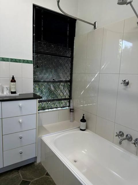 Spacious tropical townhouse 1 king bed Haus in Darwin