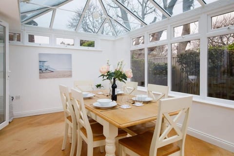 Modern & stylish seaside family home Maison in West Wittering