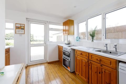 Sunny seafront chalet - sleeps 6 House in West Wittering