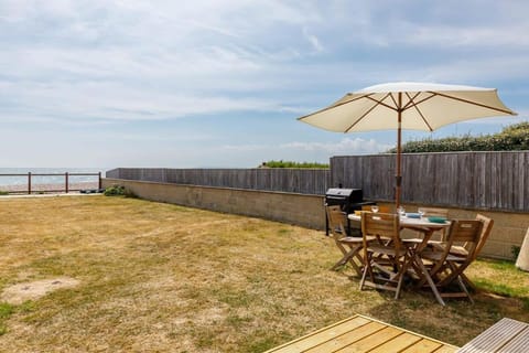 Sunny seafront chalet - sleeps 6 House in West Wittering