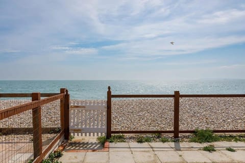 Sunny seafront chalet - sleeps 6 Casa in West Wittering