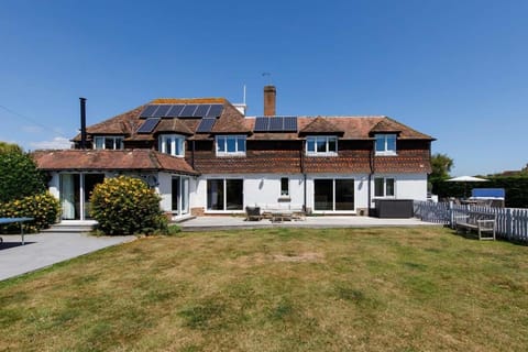 Ultimate beach house with pool in West Wittering Haus in West Wittering