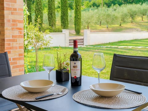 Patio, Garden, Food and drinks, Dining area, Garden view, Alcoholic drinks