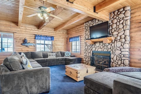 6 Bedroom Cabin by Xquisite Rentals House in Timber Lakes