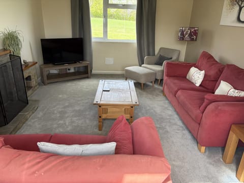 Communal lounge/ TV room, TV and multimedia, Living room, Seating area, Evening entertainment