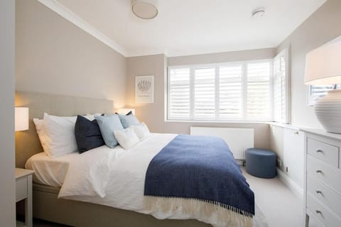 Designer Seaside Escape King Beds Scenic View Maison in West Wittering