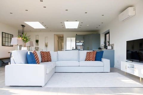 Designer Seaside Escape King Beds Scenic View House in West Wittering