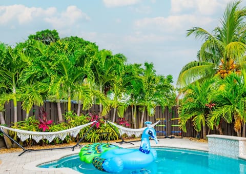 Colorful Home - Pool - Game Room - Basketball Court - BBQ & More Haus in Oakland Park