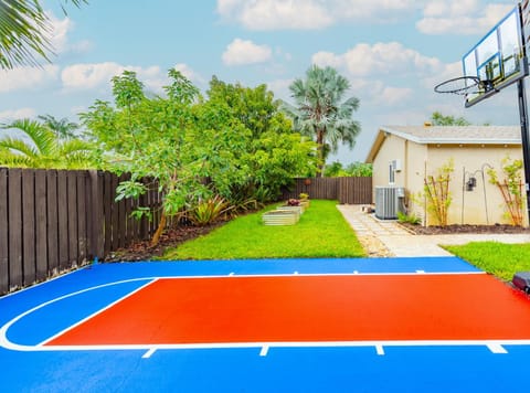 Colorful Home - Pool - Game Room - Basketball Court - BBQ & More House in Oakland Park