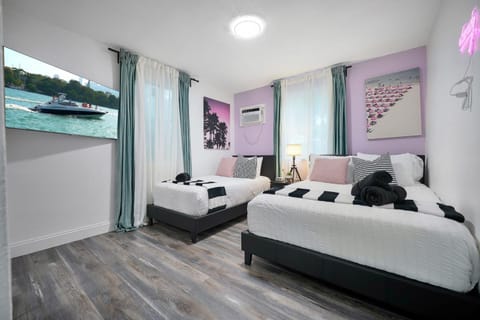 Vacay Spot Wynwood Deco 2 Kitchens Shower Massage jets, BBQ, Patio LED vibes, Prime LOC! 6 blocks away from Bars, Nite Clubs, Res, Shops Condo in Miami