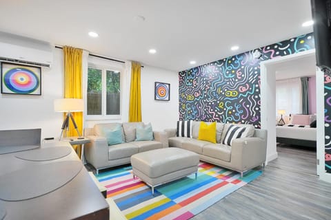 Vacay Spot Wynwood Retreat 6 to 42 Guests 6 Kitchens Shower Massage jets, BBQ, Patio LED vibes, Prime LOC! 6 blocks away 4rm Bars, Nite Clubs, Res, Shops House in Miami
