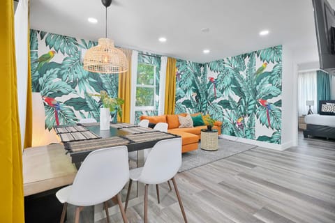Vacay Spot Wynwood Retreat 6 to 42 Guests 6 Kitchens Shower Massage jets, BBQ, Patio LED vibes, Prime LOC! 6 blocks away 4rm Bars, Nite Clubs, Res, Shops House in Miami