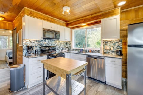 Lovely Cannon Beach Vacation Rental with Hot Tub Haus in Tolovana Park