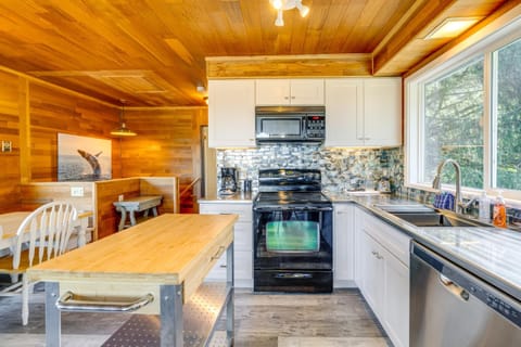 Lovely Cannon Beach Vacation Rental with Hot Tub Maison in Tolovana Park